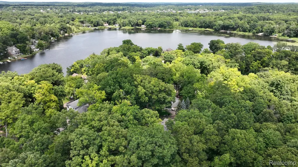 3057 Hillside Drive Milford Charter Township MI 48380
