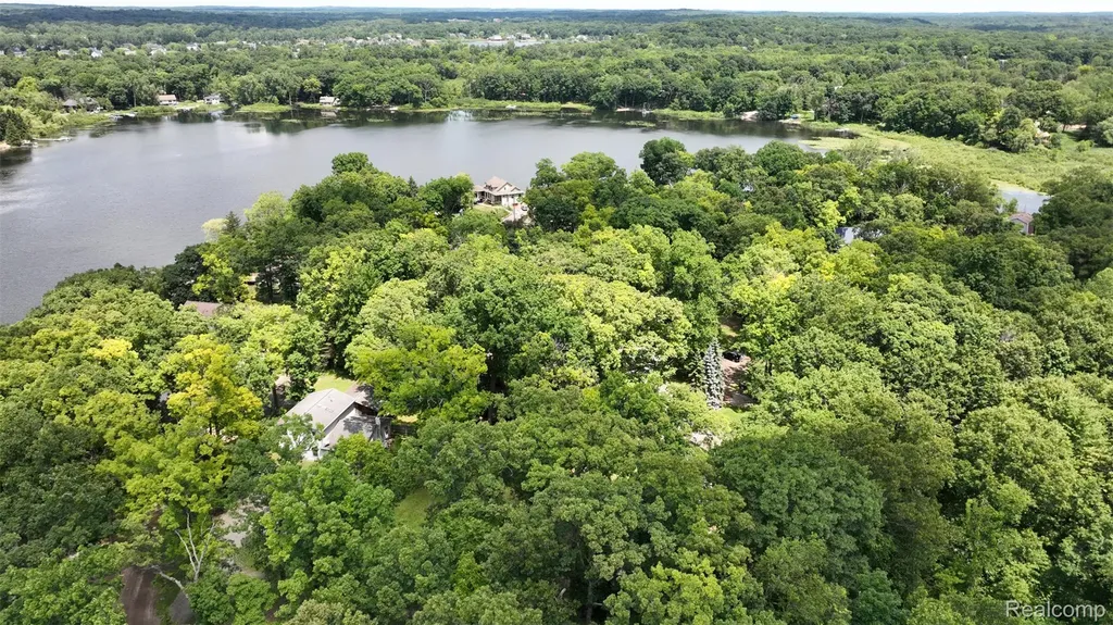 3057 Hillside Drive Milford Charter Township MI 48380