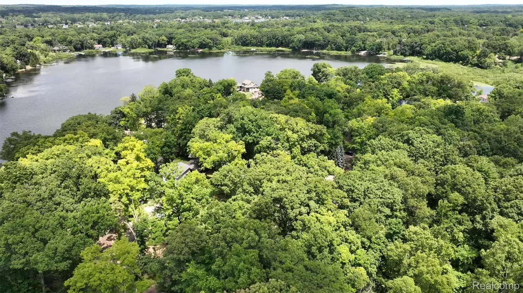 3057 Hillside Drive Milford Charter Township MI 48380