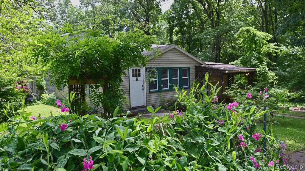 3057 Hillside Drive Milford Charter Township MI 48380