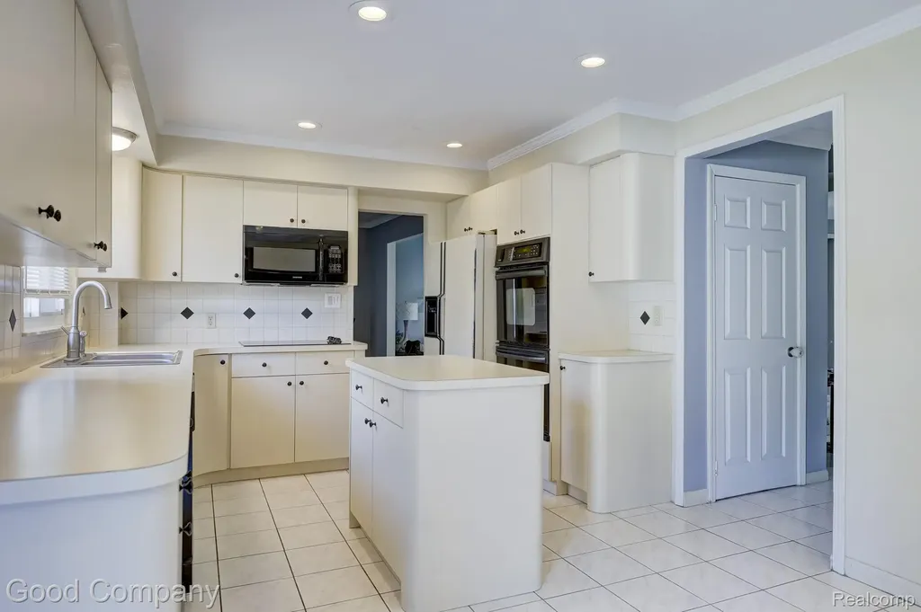 1798 Wilmet Drive Troy City MI 48085