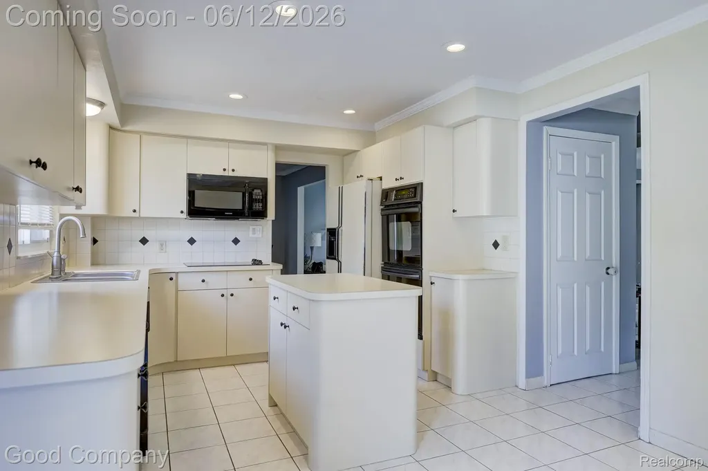 1798 Wilmet Drive Troy City MI 48085