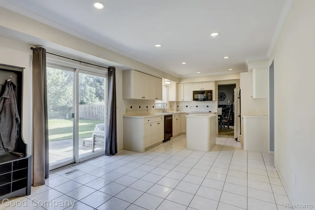 1798 Wilmet Drive Troy City MI 48085