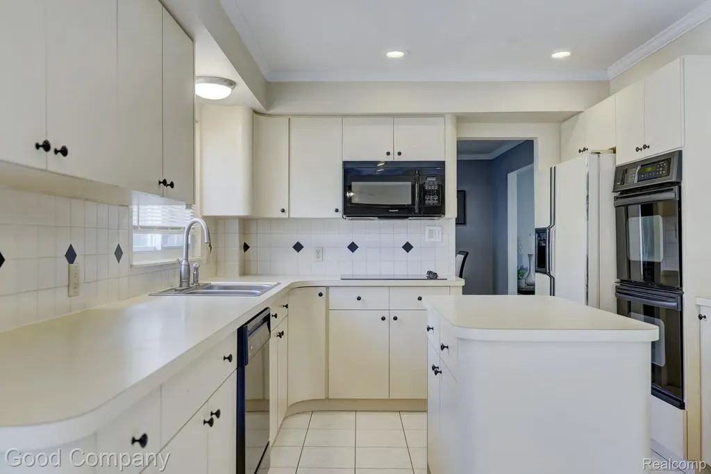 1798 Wilmet Drive Troy City MI 48085