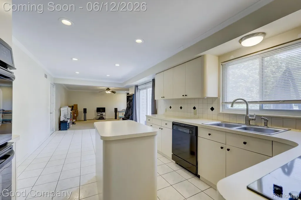 1798 Wilmet Drive Troy City MI 48085