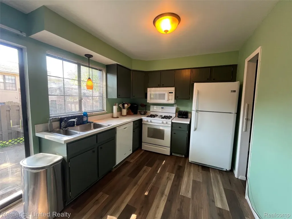 31621 Green Meadow Lane Warren City MI 48093