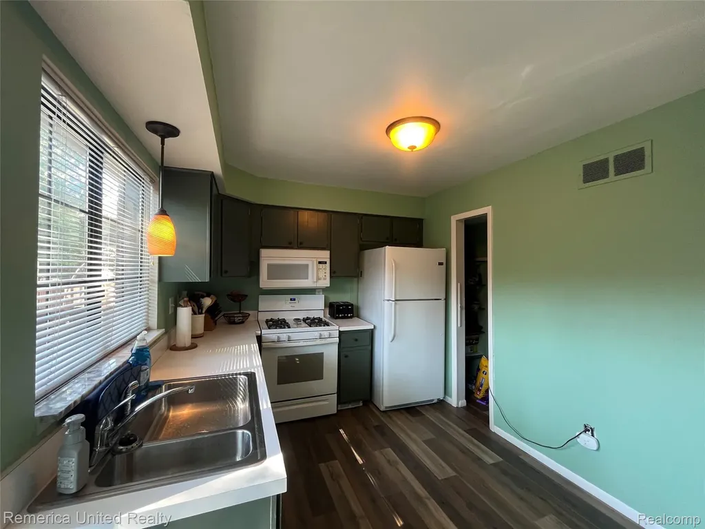 31621 Green Meadow Lane Warren City MI 48093