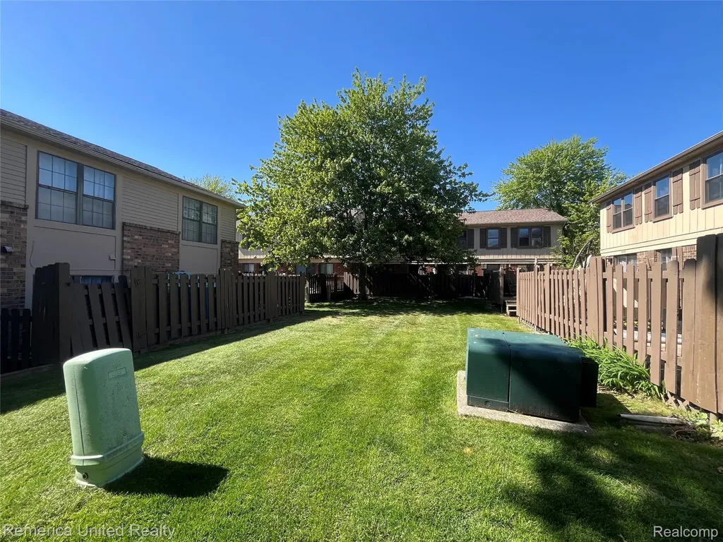 31621 Green Meadow Lane Warren City MI 48093