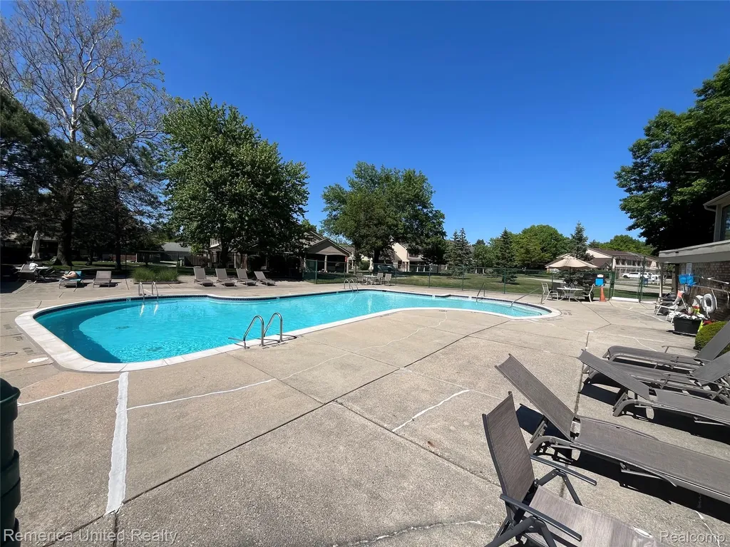 31621 Green Meadow Lane Warren City MI 48093