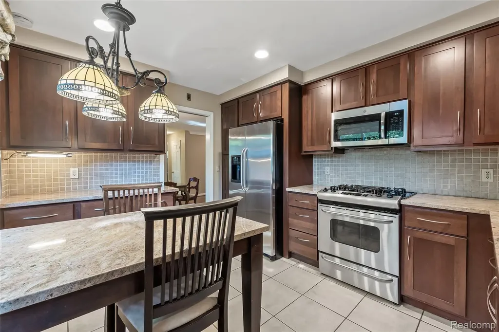 23270 Fleming Drive Farmington Hills City MI 48335