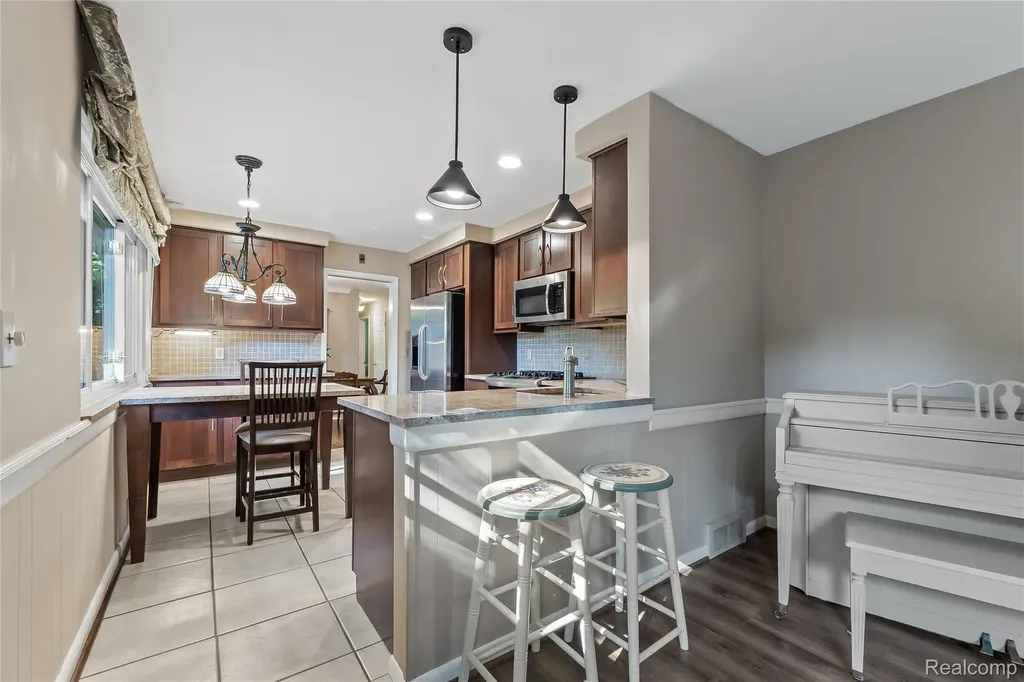 23270 Fleming Drive Farmington Hills City MI 48335