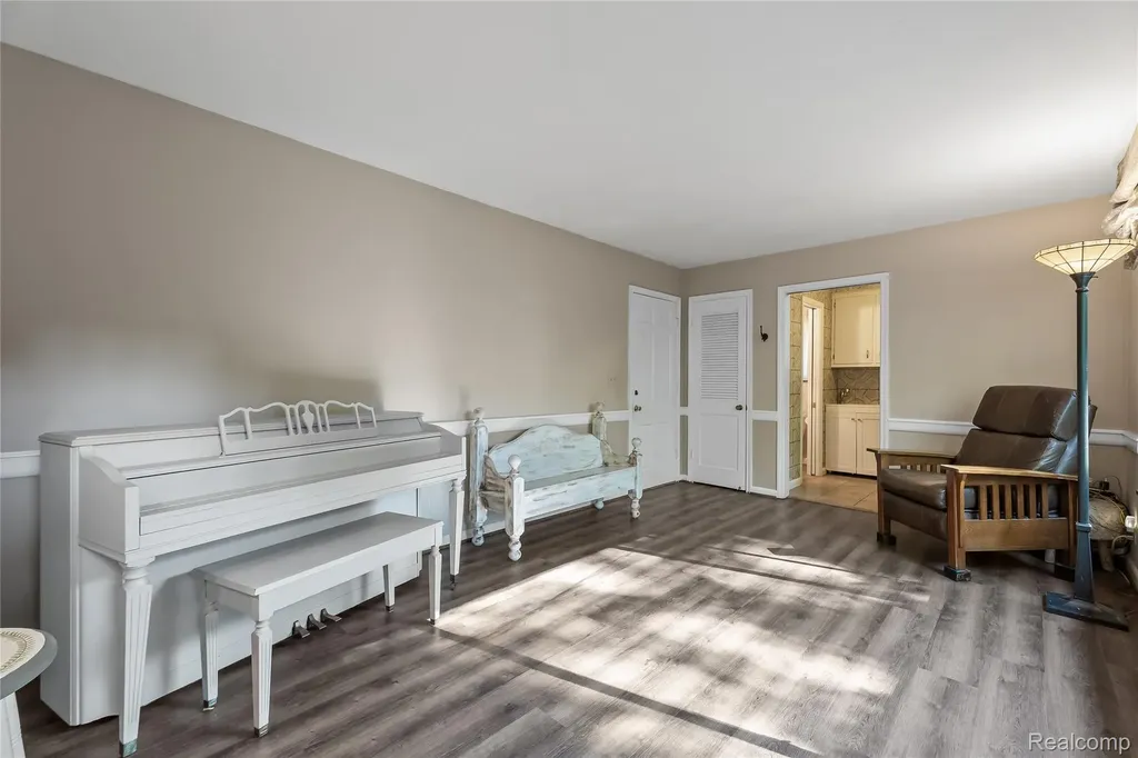 23270 Fleming Drive Farmington Hills City MI 48335