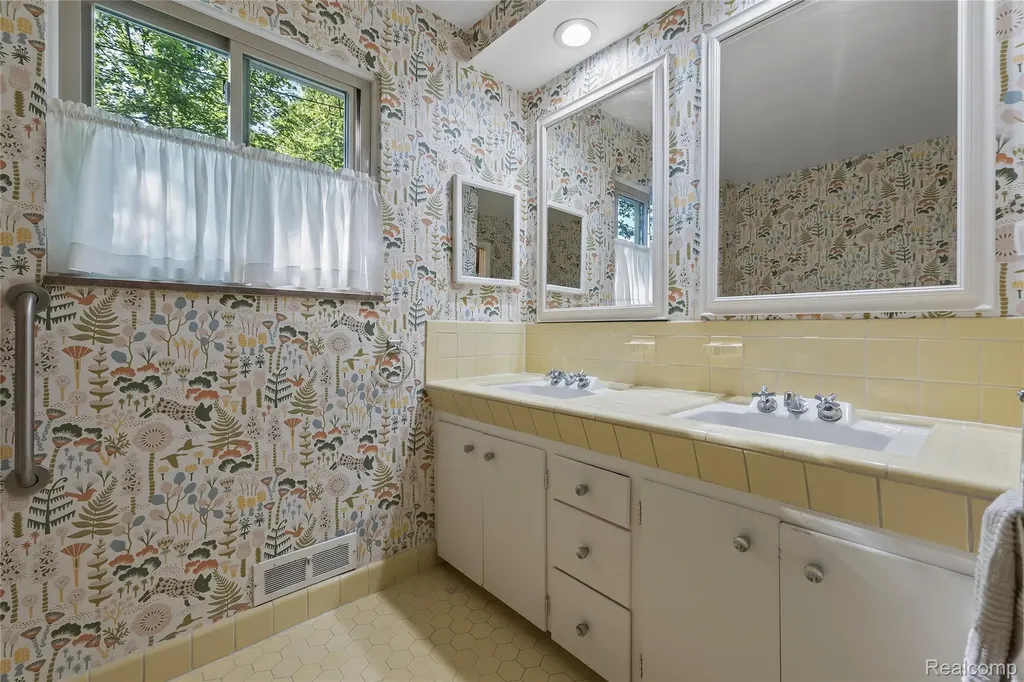 23270 Fleming Drive Farmington Hills City MI 48335