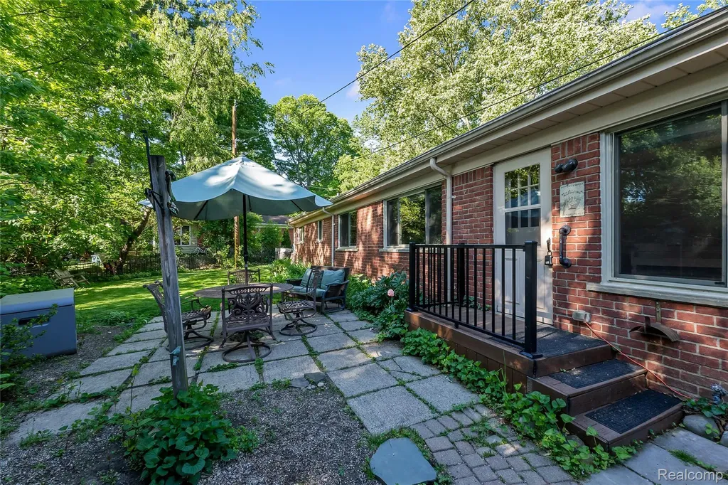 23270 Fleming Drive Farmington Hills City MI 48335