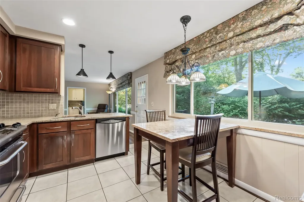 23270 Fleming Drive Farmington Hills City MI 48335
