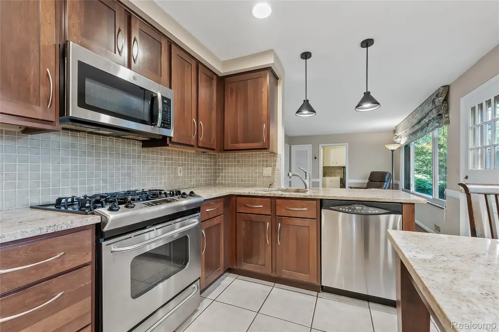 23270 Fleming Drive Farmington Hills City MI 48335