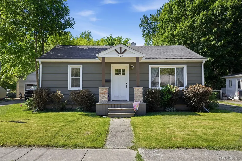 425 W Caroline Street Fenton City MI 48430