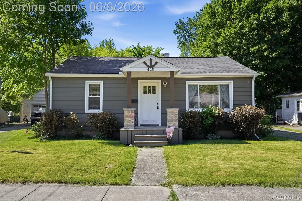 425 W Caroline Street Fenton City MI 48430