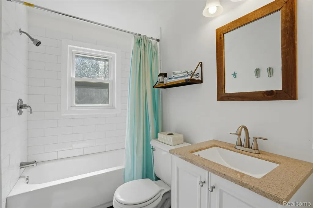 425 W Caroline Street Fenton City MI 48430