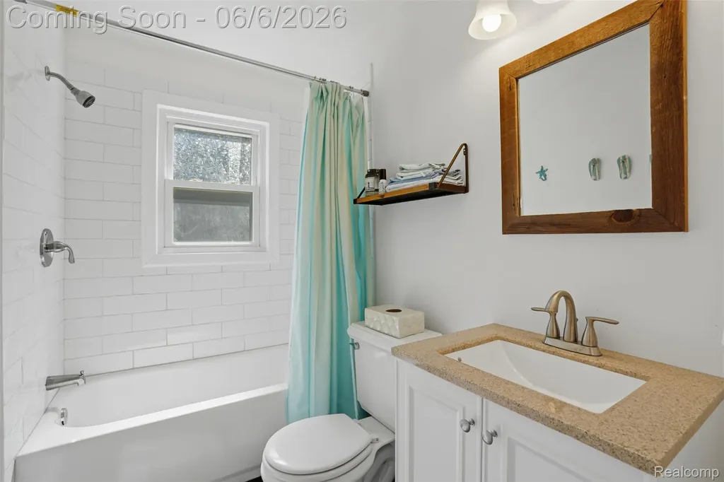 425 W Caroline Street Fenton City MI 48430