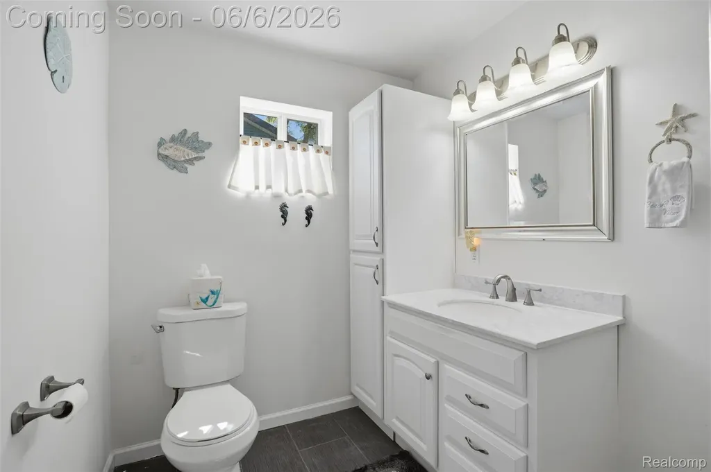 425 W Caroline Street Fenton City MI 48430