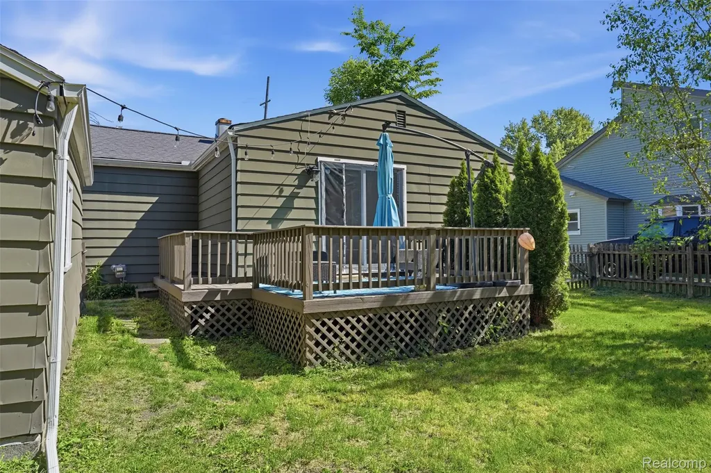 425 W Caroline Street Fenton City MI 48430