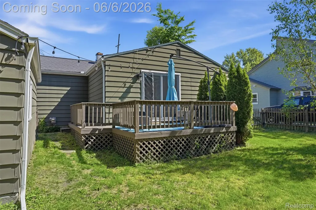 425 W Caroline Street Fenton City MI 48430