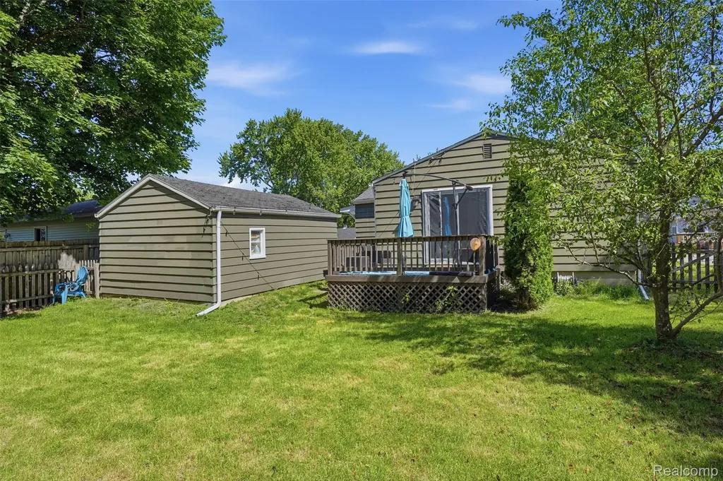 425 W Caroline Street Fenton City MI 48430