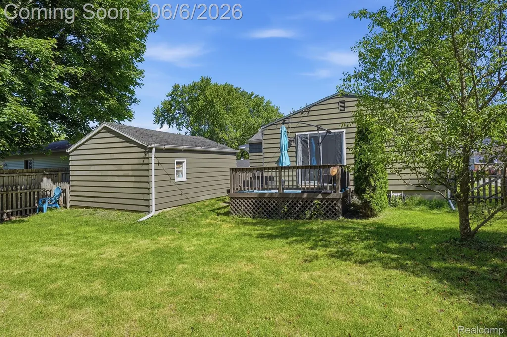 425 W Caroline Street Fenton City MI 48430
