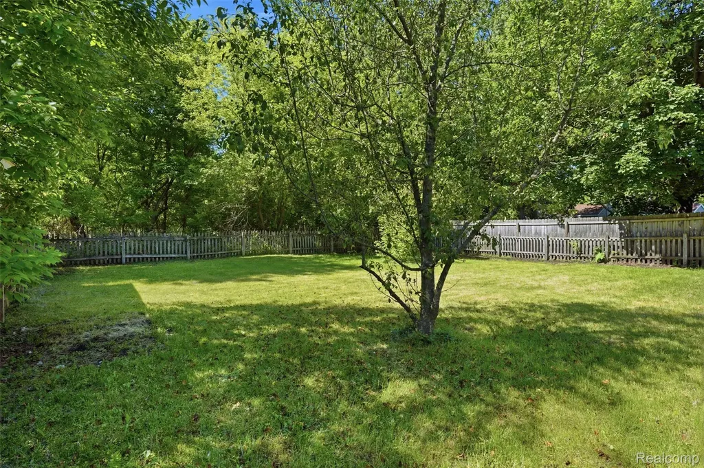 425 W Caroline Street Fenton City MI 48430