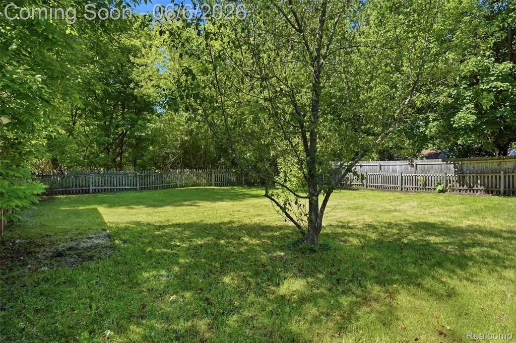 425 W Caroline Street Fenton City MI 48430