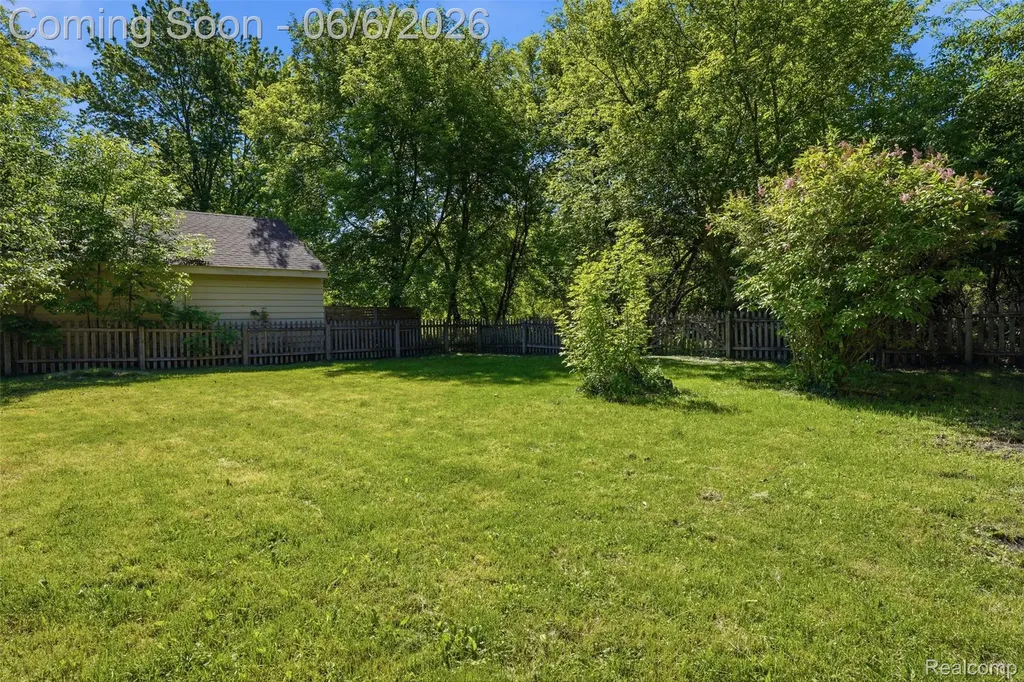 425 W Caroline Street Fenton City MI 48430