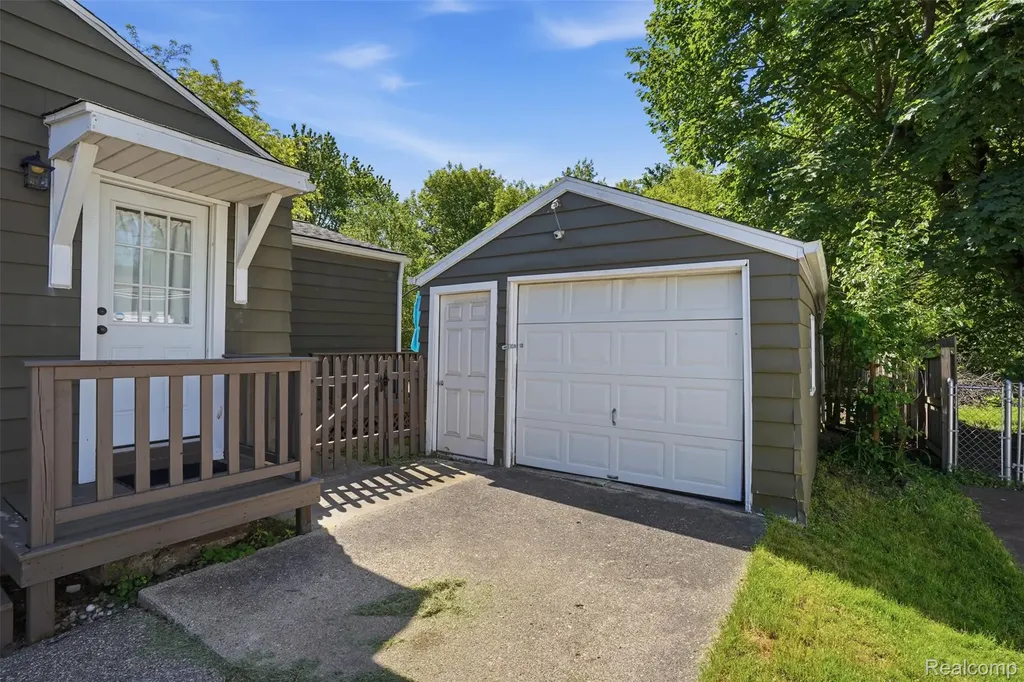 425 W Caroline Street Fenton City MI 48430