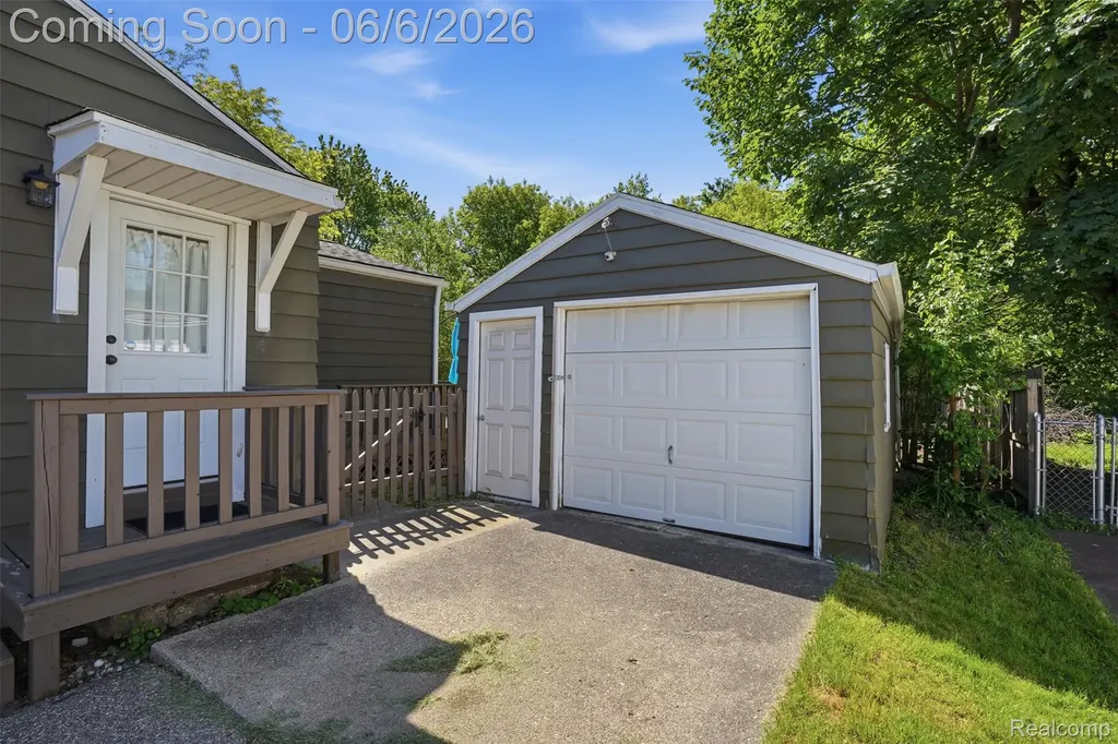 425 W Caroline Street Fenton City MI 48430