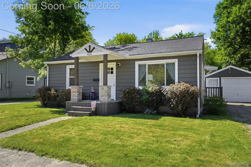425 W Caroline Street Fenton City MI 48430