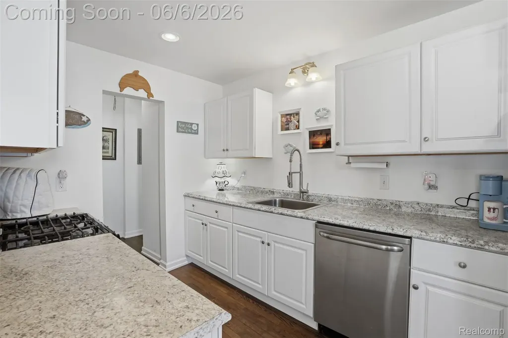425 W Caroline Street Fenton City MI 48430