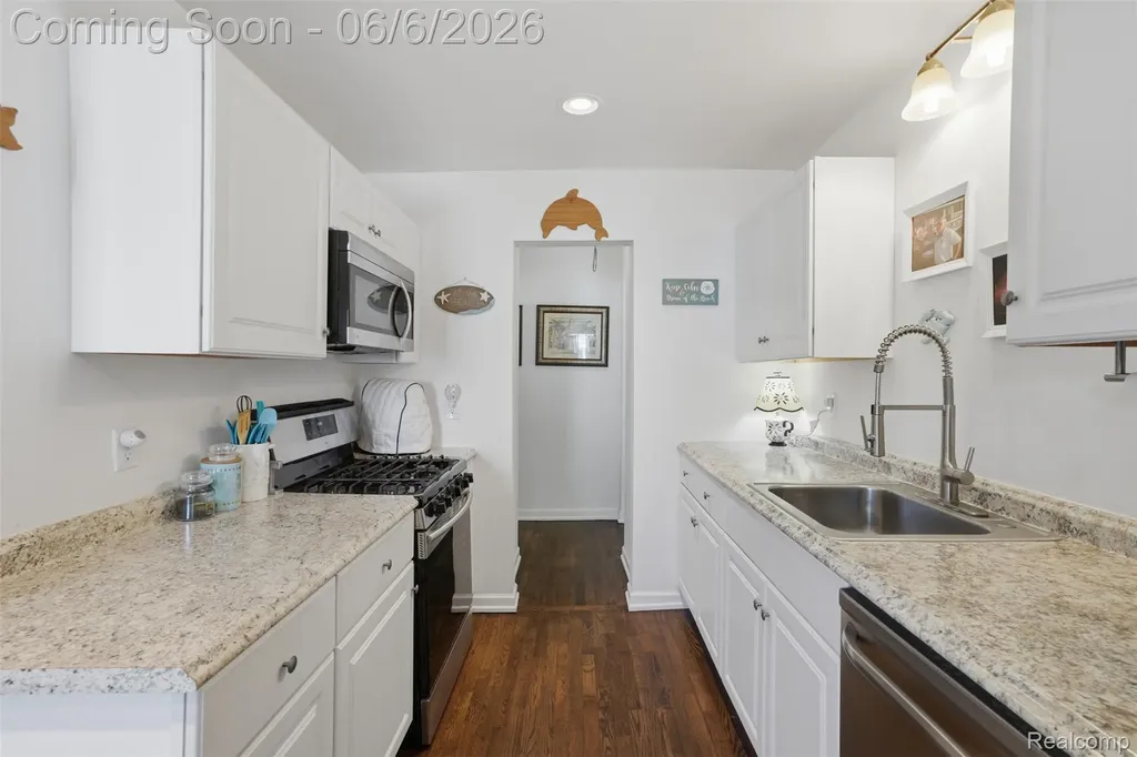 425 W Caroline Street Fenton City MI 48430