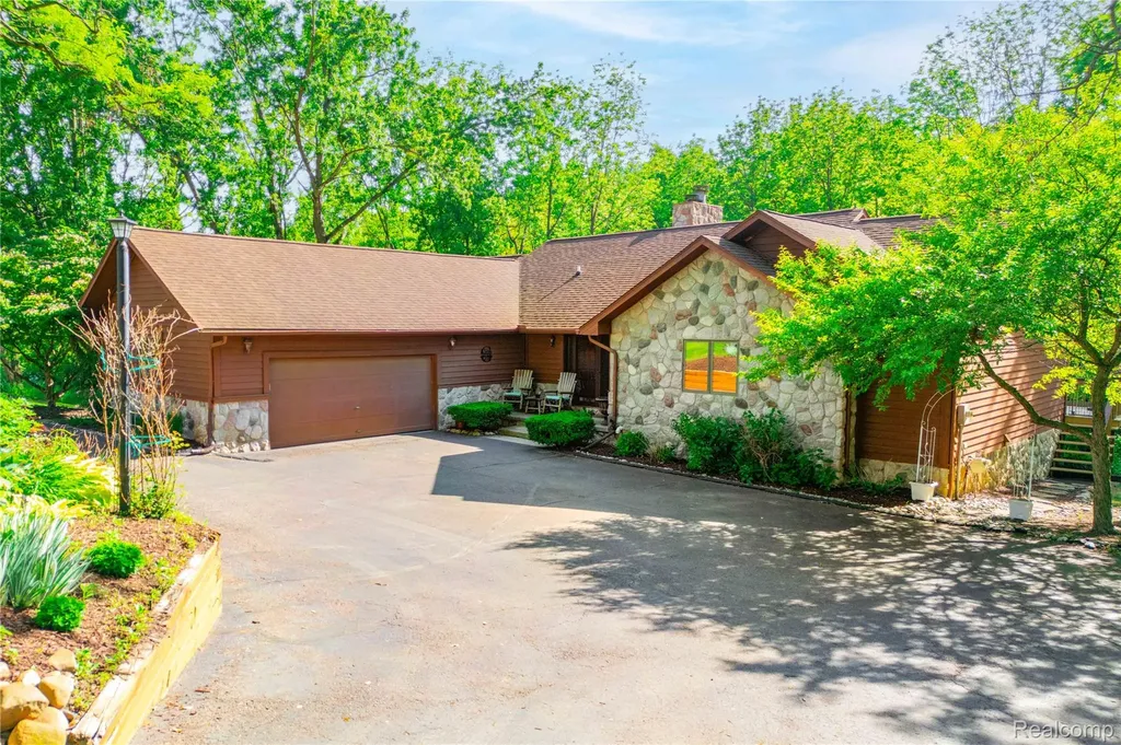 2555 Marion Acres Street Commerce Charter Township MI 48382