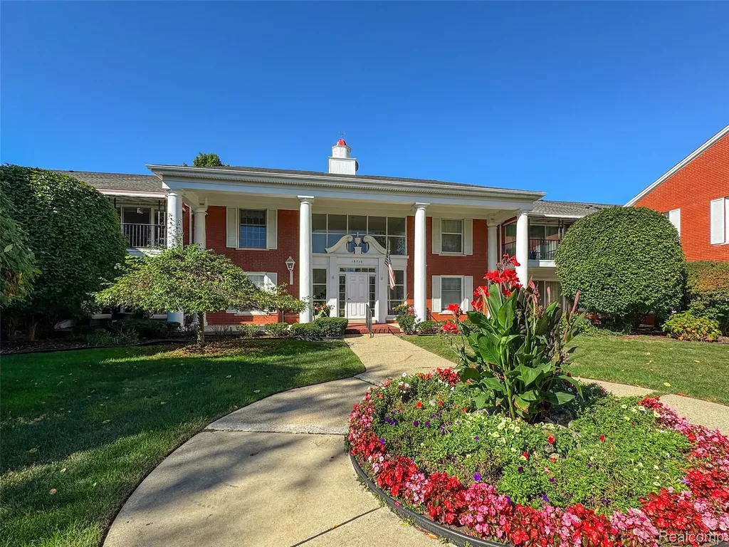 19710 W 13 Mile Road Beverly Hills Village MI 48025
