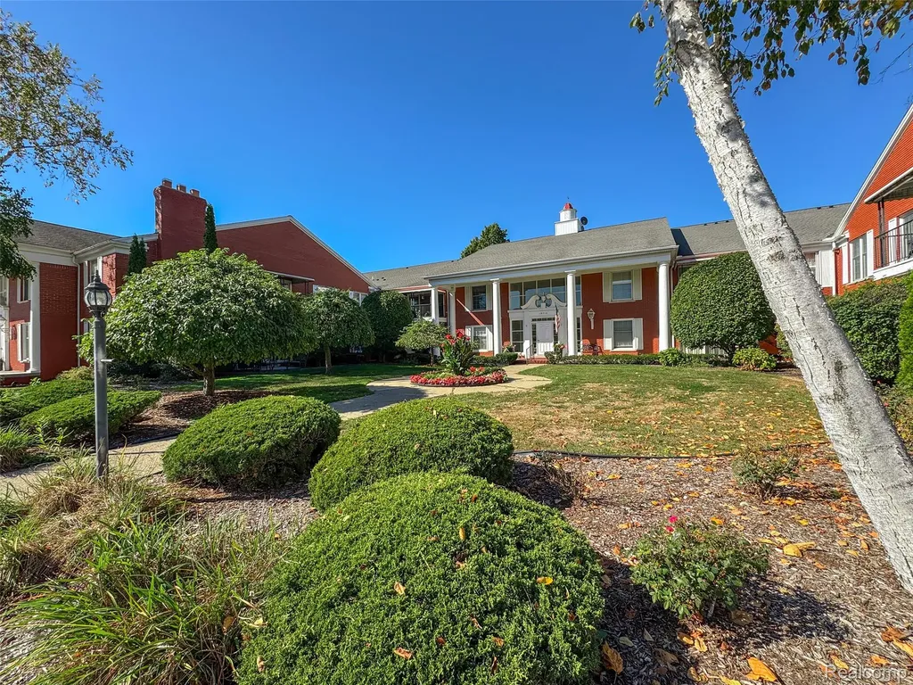 19710 W 13 Mile Road Beverly Hills Village MI 48025