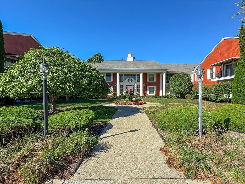 19710 W 13 Mile Road Beverly Hills Village MI 48025