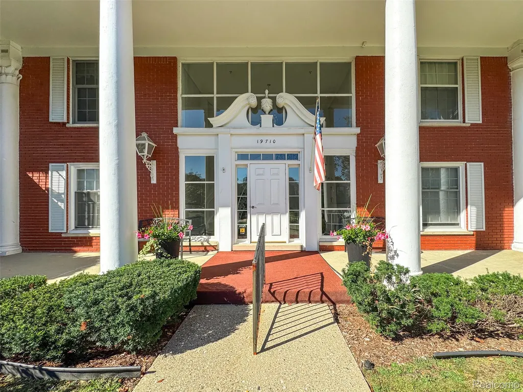 19710 W 13 Mile Road Beverly Hills Village MI 48025