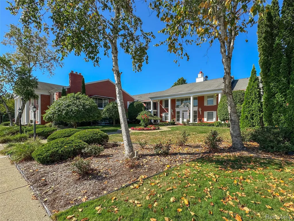 19710 W 13 Mile Road Beverly Hills Village MI 48025