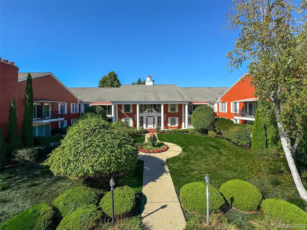 19710 W 13 Mile Road Beverly Hills Village MI 48025