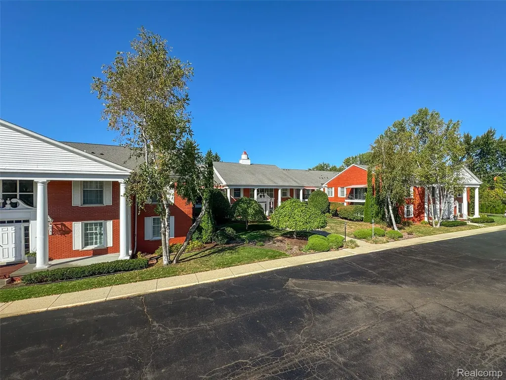 19710 W 13 Mile Road Beverly Hills Village MI 48025