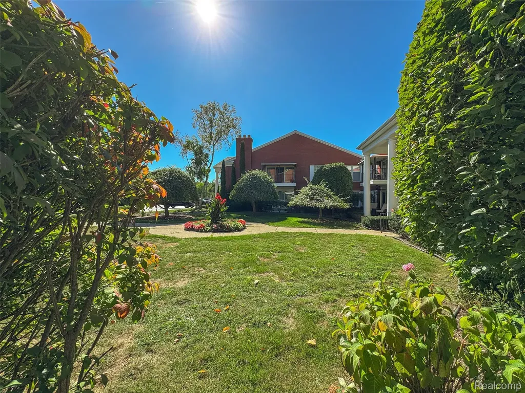 19710 W 13 Mile Road Beverly Hills Village MI 48025
