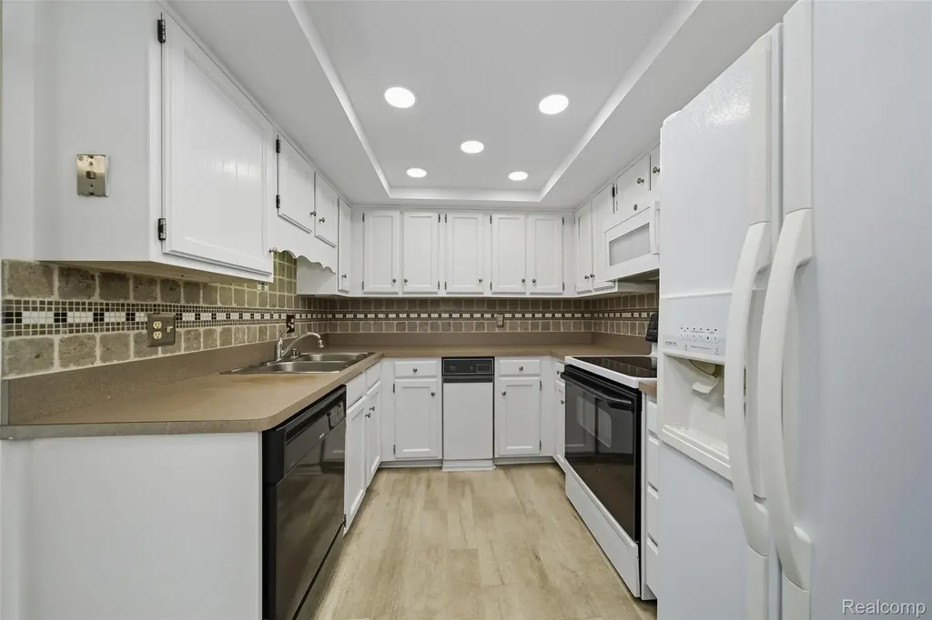 19710 W 13 Mile Road Beverly Hills Village MI 48025