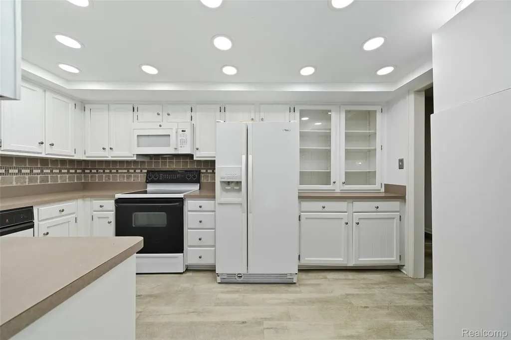 19710 W 13 Mile Road Beverly Hills Village MI 48025