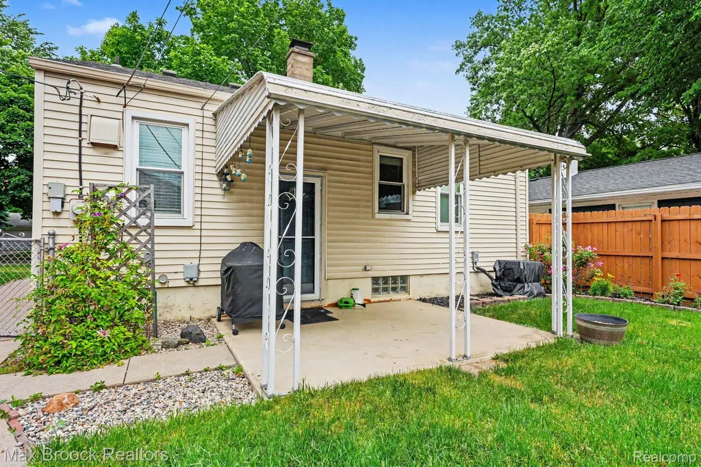 1908 Guthrie Avenue Royal Oak City MI 48067