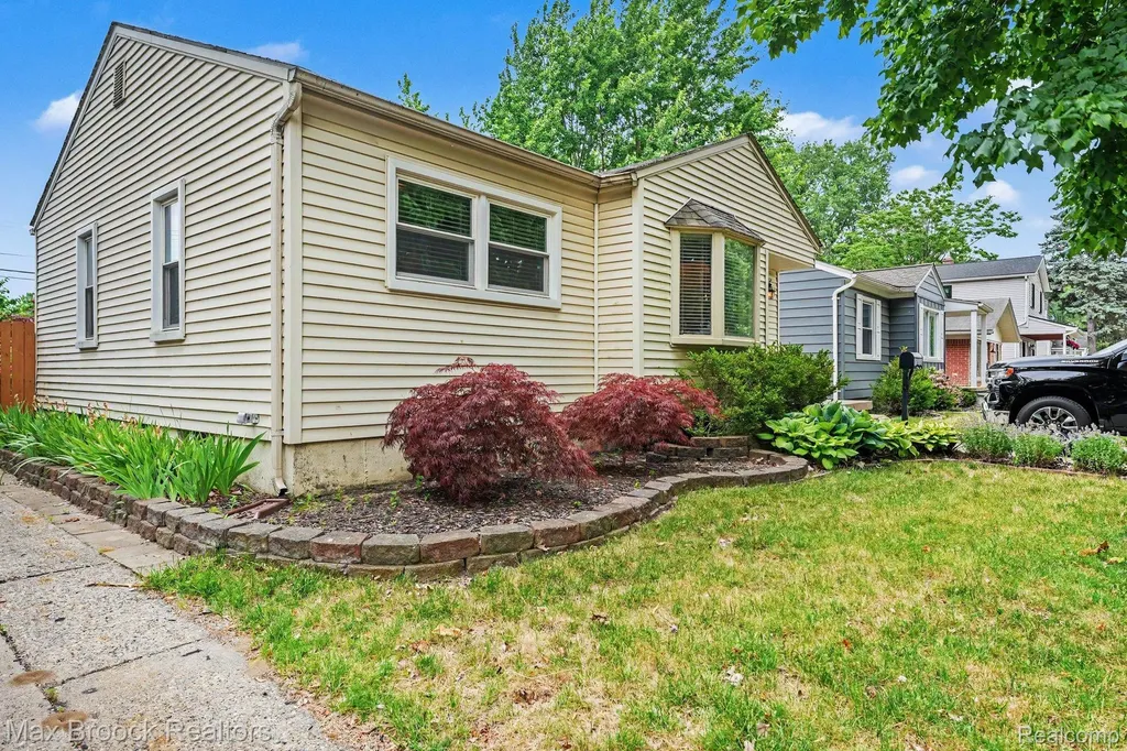 1908 Guthrie Avenue Royal Oak City MI 48067